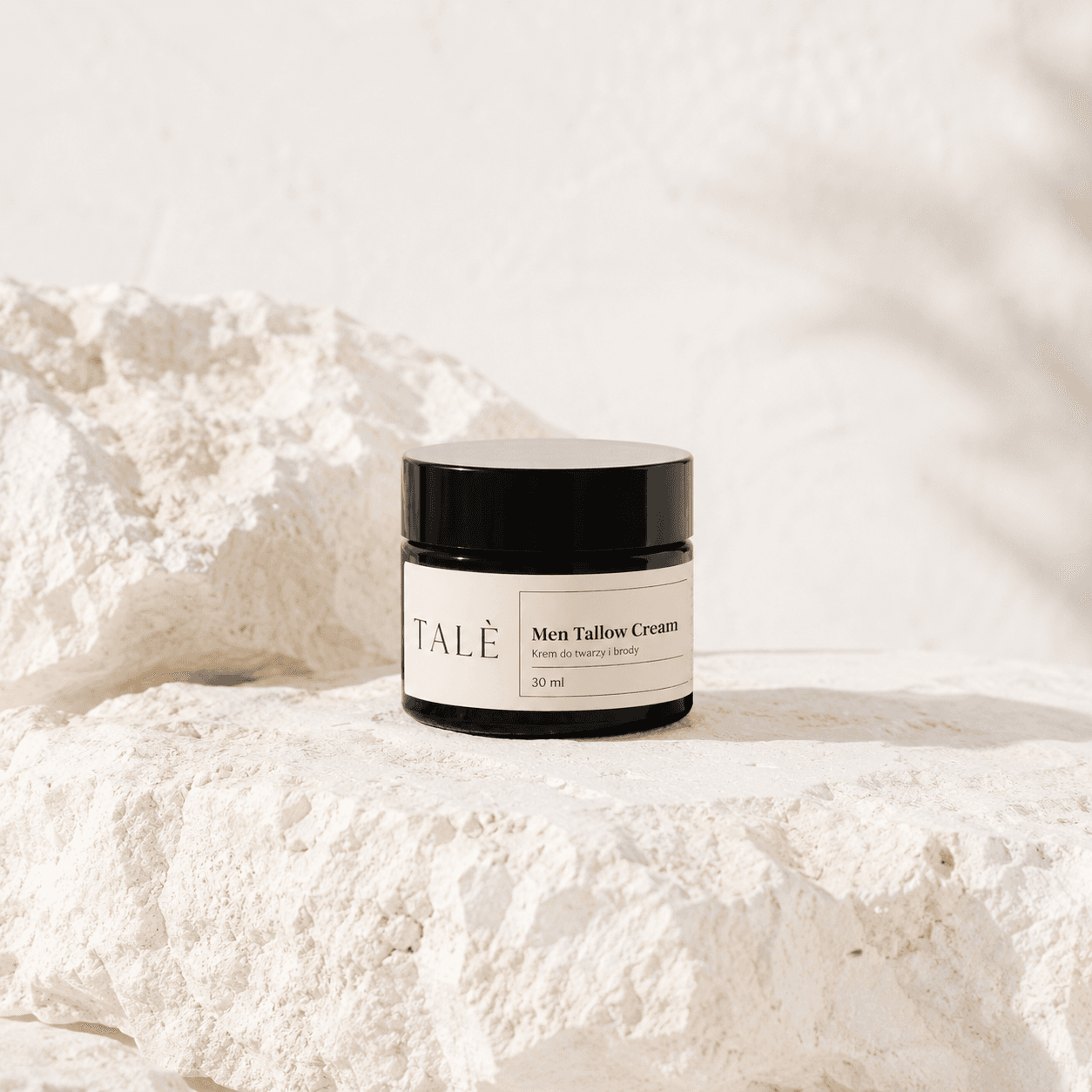 Słoik kremu Men Tallow Cream na jasnym kamiennym bloku