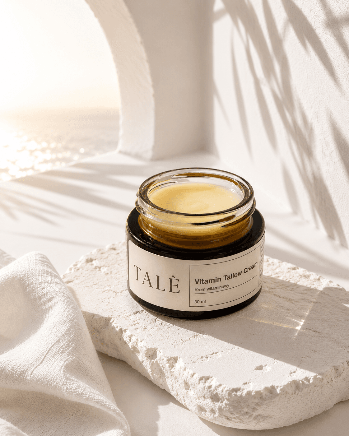Otwarty słoik kremu Vitamin Tallow Cream w porannym świetle