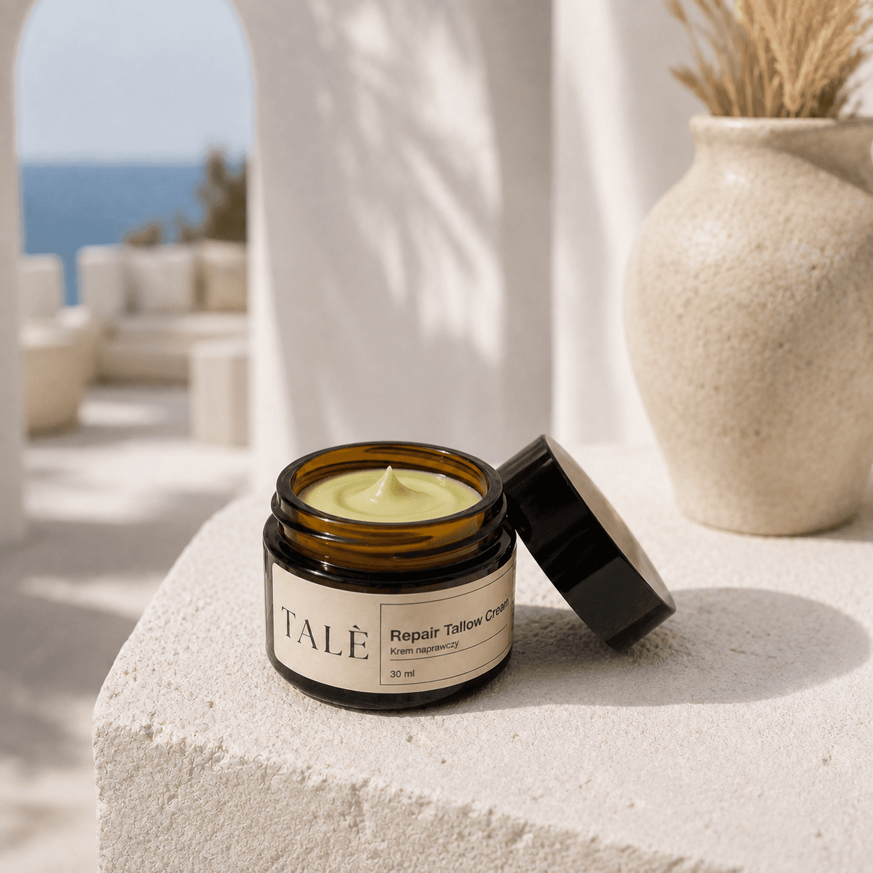 Otwarty słoik kremu Repair Tallow Cream na jasnym kamiennym blacie