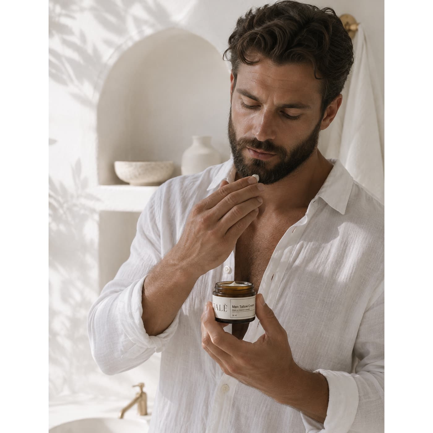 Mężczyzna z brodą nakłada krem Men Tallow Cream, trzymając słoik